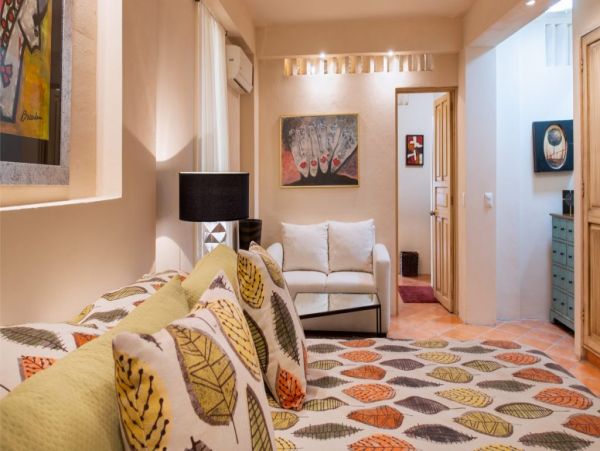Luxury Villa Rents from 4-8 Bedrooms with Pool & Great Views