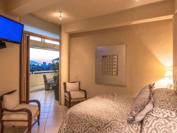 Luxury Villa Rents from 4-8 Bedrooms with Pool & Great Views