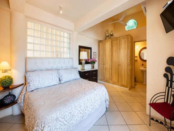 Luxury Villa Rents from 4-8 Bedrooms with Pool & Great Views