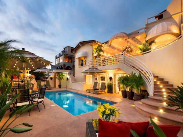 Luxury Villa Rents from 4-8 Bedrooms with Pool & Great Views