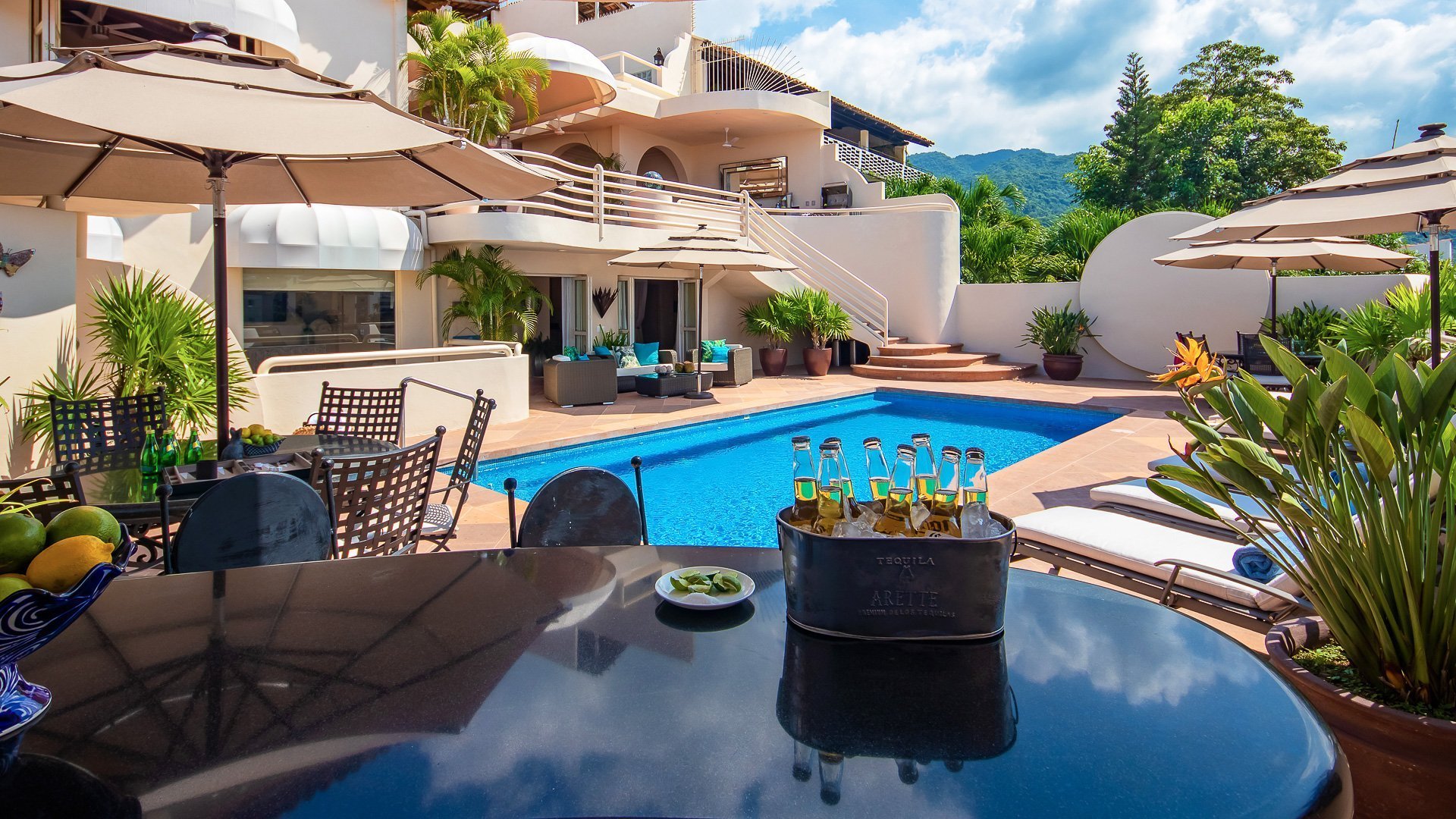 Luxury Villa Rents from 4-8 Bedrooms with Pool & Great Views