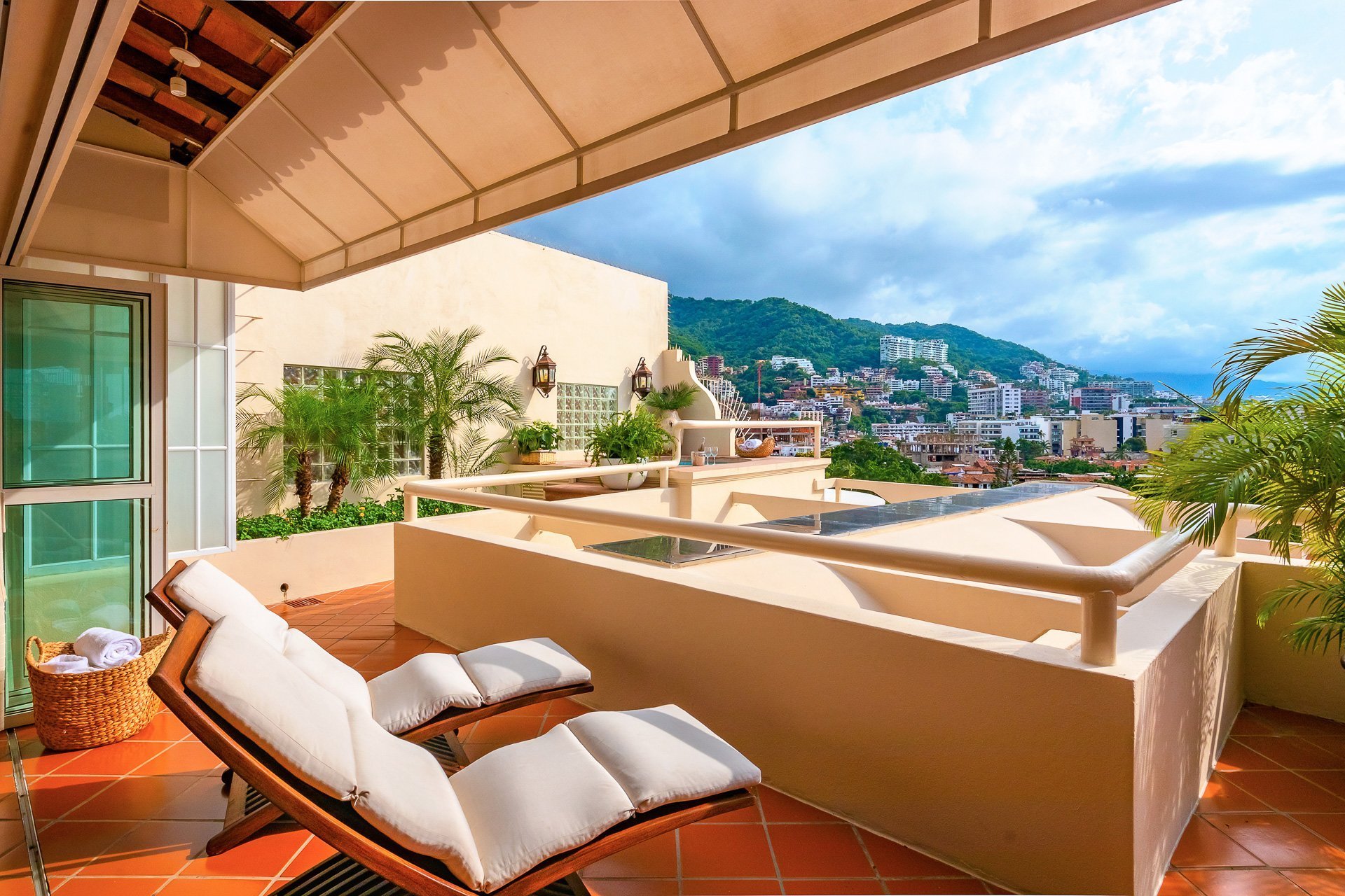 Luxury Villa Rents from 4-8 Bedrooms with Pool & Great Views
