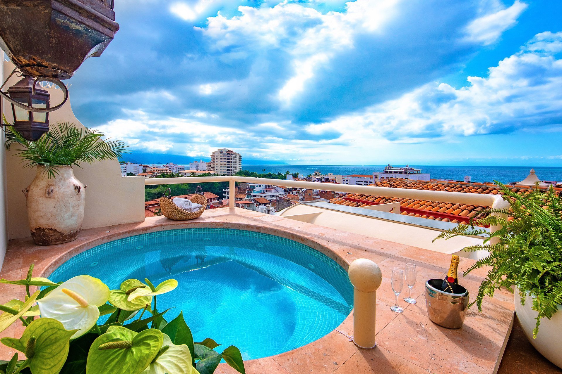 Luxury Villa Rents from 4-8 Bedrooms with Pool & Great Views