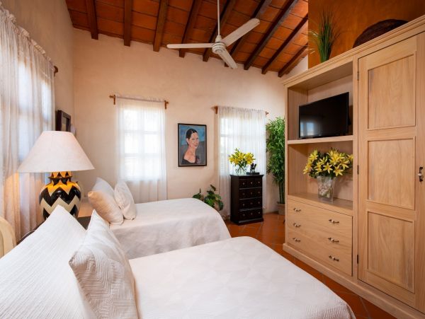 Luxury Villa Rents from 4-8 Bedrooms with Pool & Great Views