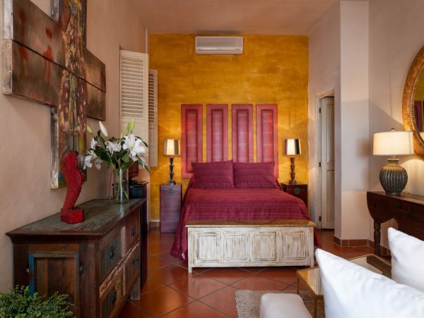 Luxury Villa Rents from 4-8 Bedrooms with Pool & Great Views