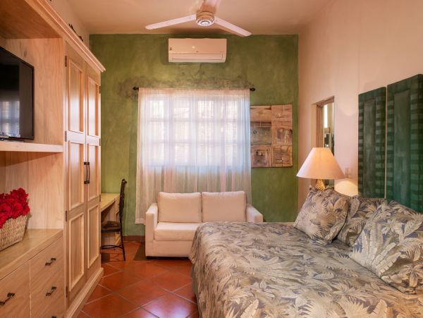 Luxury Villa Rents from 4-8 Bedrooms with Pool & Great Views