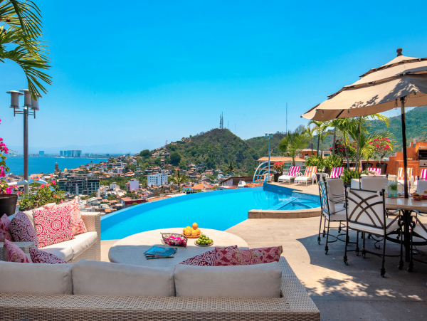 Great Location!! Short Walk to the Romantic  Zone & famous Los Muertos Beach
