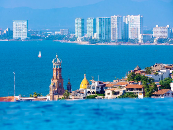 Great Location!! Short Walk to the Romantic  Zone & famous Los Muertos Beach