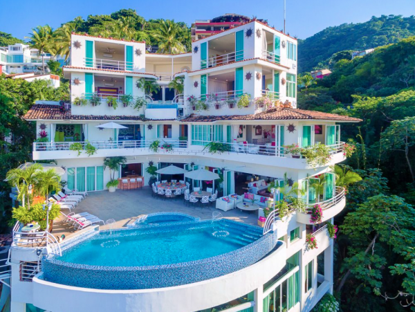 Great Location!! Short Walk to the Romantic  Zone & famous Los Muertos Beach