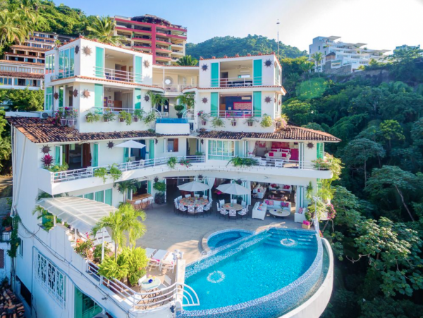 Great Location!! Short Walk to the Romantic  Zone & famous Los Muertos Beach