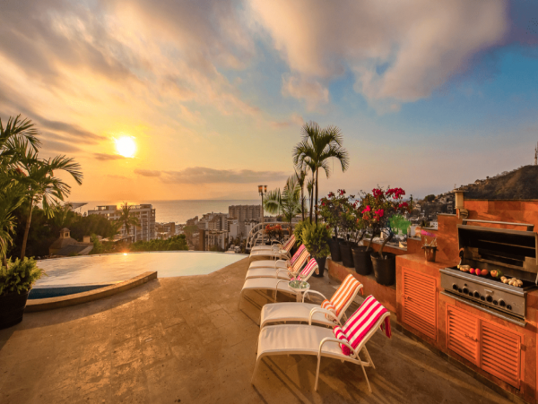 Great Location!! Short Walk to the Romantic  Zone & famous Los Muertos Beach