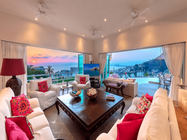 Great Location!! Short Walk to the Romantic  Zone & famous Los Muertos Beach