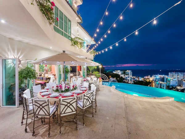 Great Location!! Short Walk to the Romantic  Zone & famous Los Muertos Beach