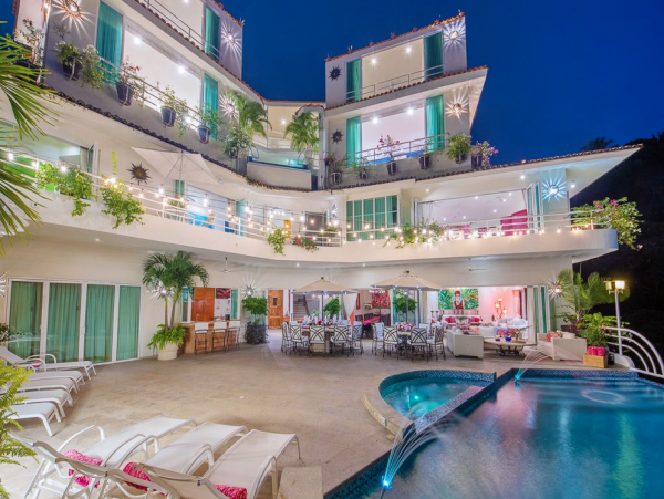 Great Location!! Short Walk to the Romantic  Zone & famous Los Muertos Beach