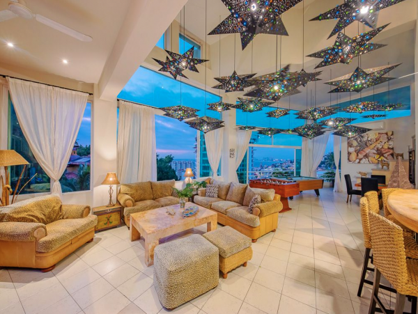 Great Location!! Short Walk to the Romantic  Zone & famous Los Muertos Beach