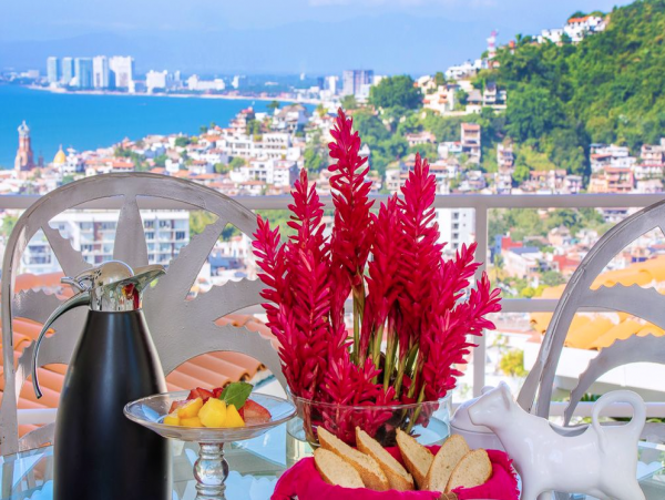 Great Location!! Short Walk to the Romantic  Zone & famous Los Muertos Beach
