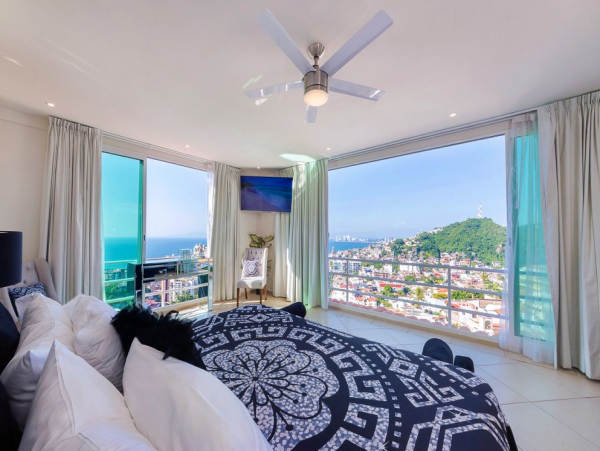 Great Location!! Short Walk to the Romantic  Zone & famous Los Muertos Beach
