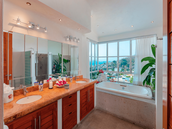 Great Location!! Short Walk to the Romantic  Zone & famous Los Muertos Beach