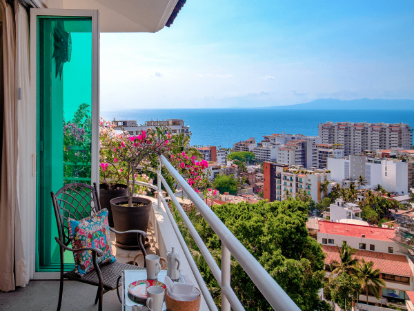 Great Location!! Short Walk to the Romantic  Zone & famous Los Muertos Beach