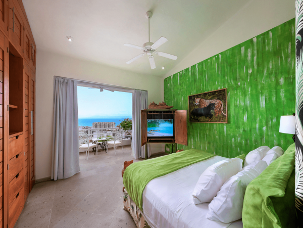 Great Location!! Short Walk to the Romantic  Zone & famous Los Muertos Beach