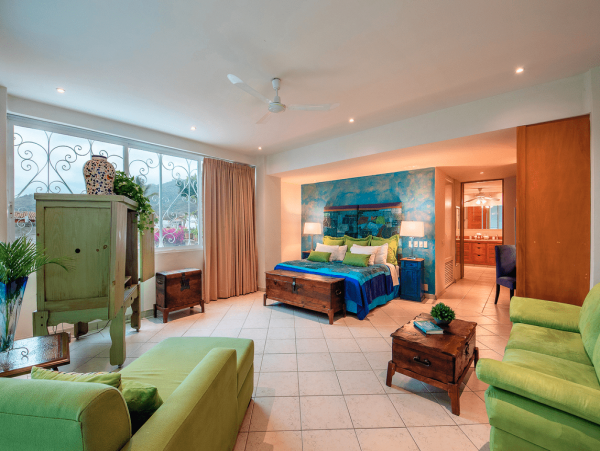 Great Location!! Short Walk to the Romantic  Zone & famous Los Muertos Beach