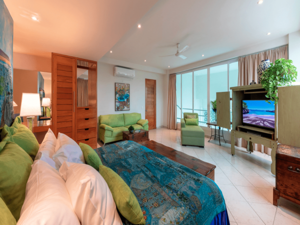 Great Location!! Short Walk to the Romantic  Zone & famous Los Muertos Beach