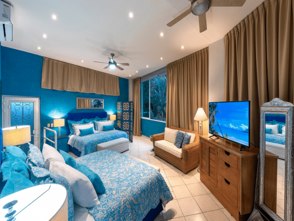 Great Location!! Short Walk to the Romantic  Zone & famous Los Muertos Beach