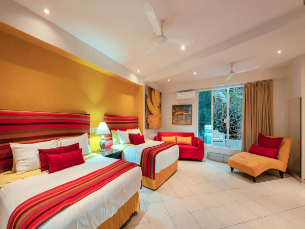 Great Location!! Short Walk to the Romantic  Zone & famous Los Muertos Beach