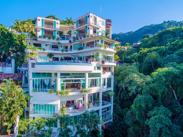 Great Location!! Short Walk to the Romantic  Zone & famous Los Muertos Beach