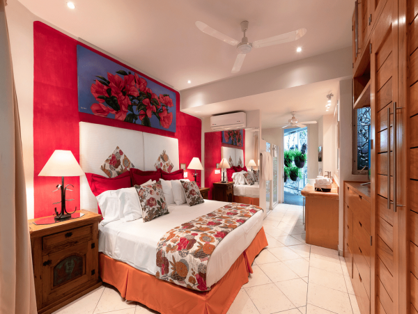 Great Location!! Short Walk to the Romantic  Zone & famous Los Muertos Beach