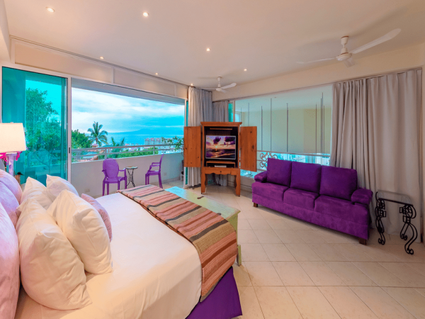 Great Location!! Short Walk to the Romantic  Zone & famous Los Muertos Beach