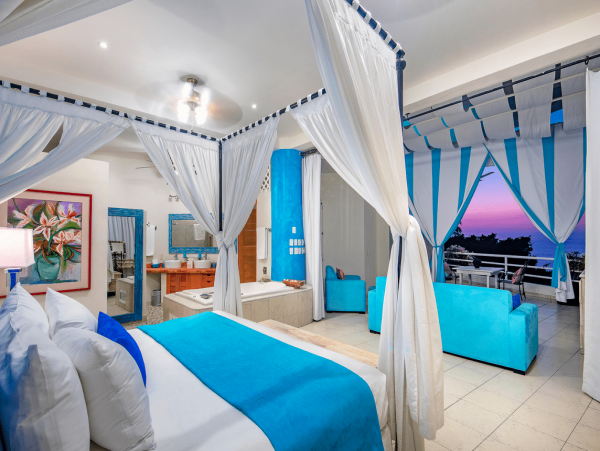 Great Location!! Short Walk to the Romantic  Zone & famous Los Muertos Beach