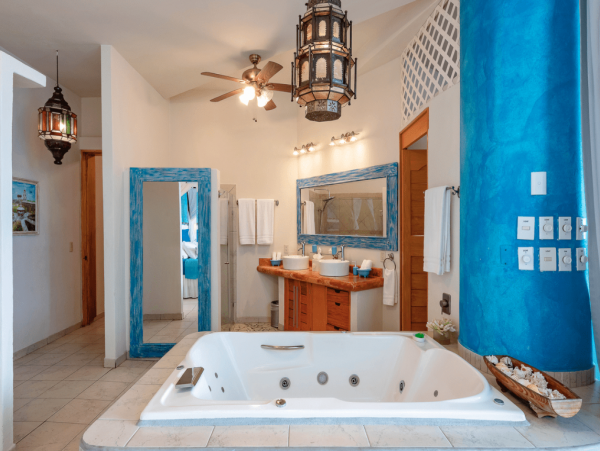 Great Location!! Short Walk to the Romantic  Zone & famous Los Muertos Beach