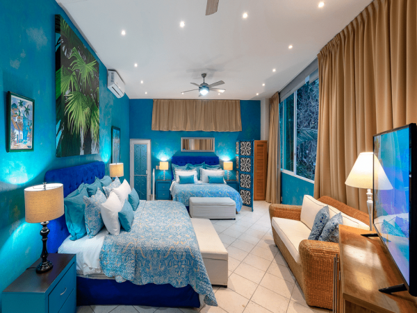 Great Location!! Short Walk to the Romantic  Zone & famous Los Muertos Beach