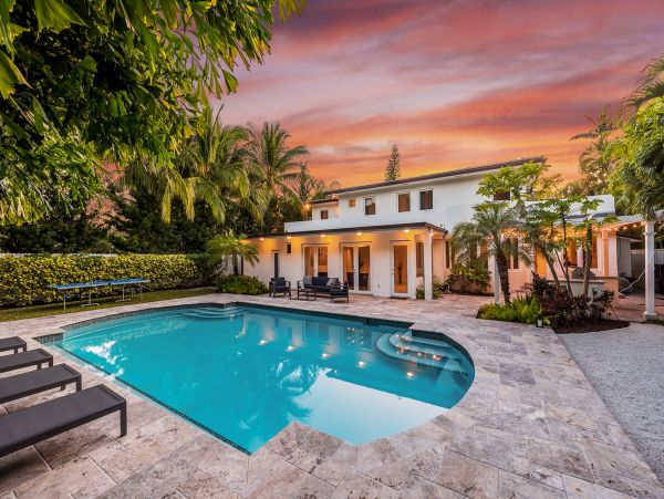 Luxurious 6 Bedroom Miami Villa with Outdoor Oasis