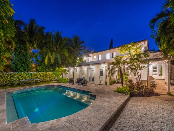 Luxurious 6 Bedroom Miami Villa with Outdoor Oasis