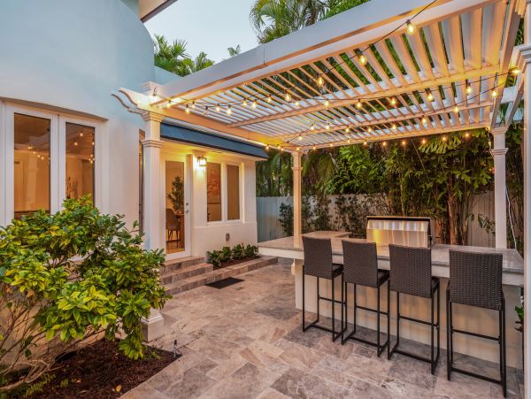 Luxurious 6 Bedroom Miami Villa with Outdoor Oasis