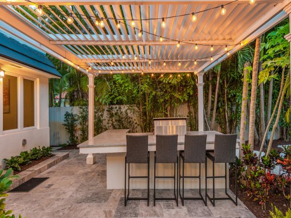 Luxurious 6 Bedroom Miami Villa with Outdoor Oasis