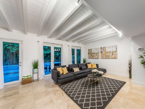 Luxurious 6 Bedroom Miami Villa with Outdoor Oasis