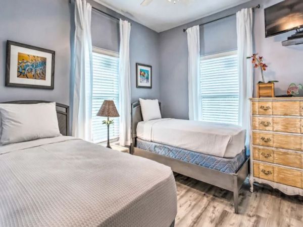 Santa Rosa Vacation Home Sleeps 30 Short Walk to Beach