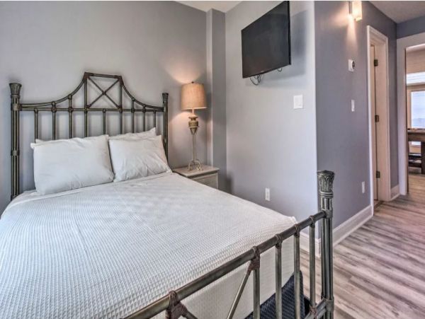 Santa Rosa Vacation Home Sleeps 30 Short Walk to Beach