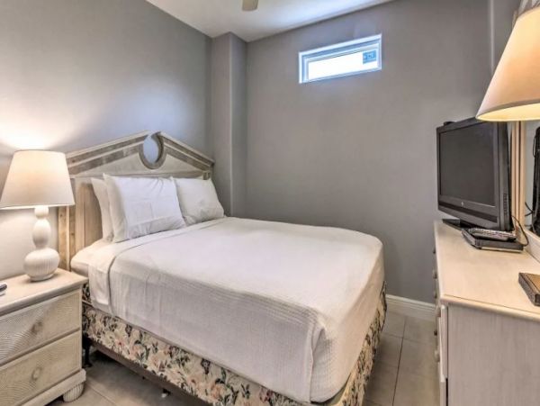 Santa Rosa Vacation Home Sleeps 30 Short Walk to Beach