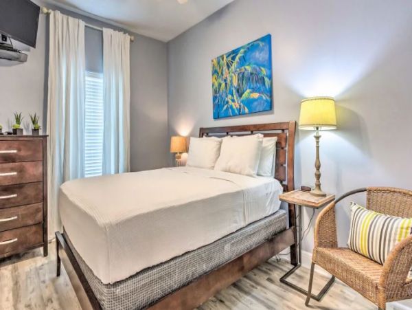 Santa Rosa Vacation Home Sleeps 30 Short Walk to Beach