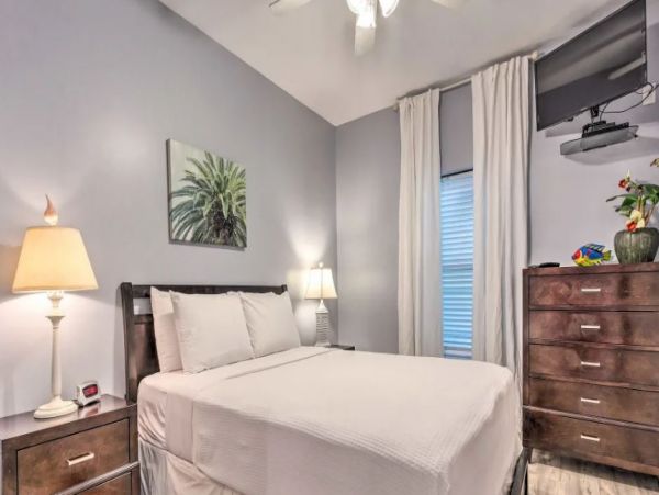 Santa Rosa Vacation Home Sleeps 30 Short Walk to Beach