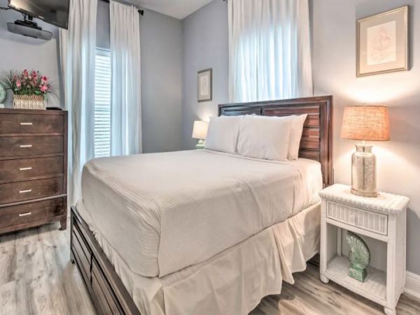Santa Rosa Vacation Home Sleeps 30 Short Walk to Beach
