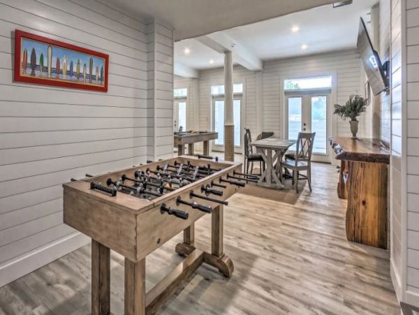Santa Rosa Vacation Home Sleeps 30 Short Walk to Beach