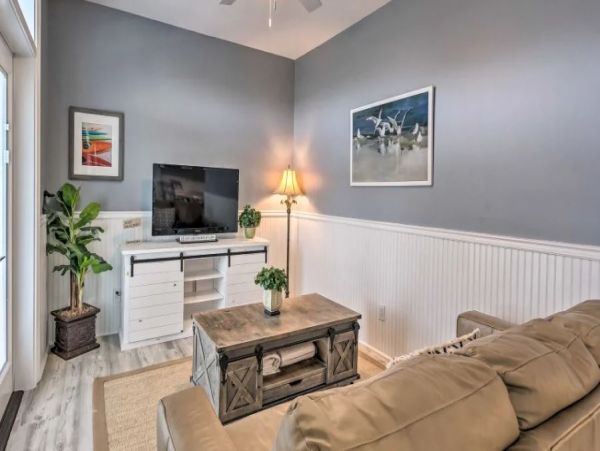 Santa Rosa Vacation Home Sleeps 30 Short Walk to Beach