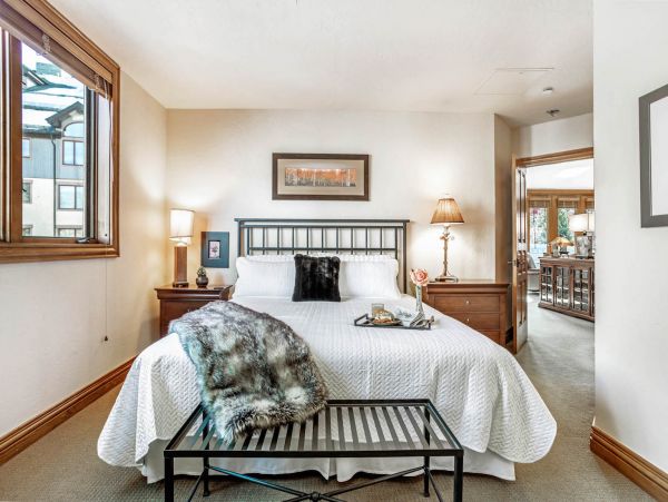 Beautiful End Unit with Mountain Views, Spa & Communal Pool