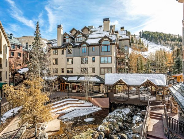 Beautiful End Unit with Mountain Views, Spa & Communal Pool