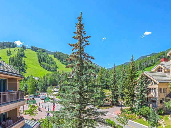 Beautiful End Unit with Mountain Views, Spa & Communal Pool